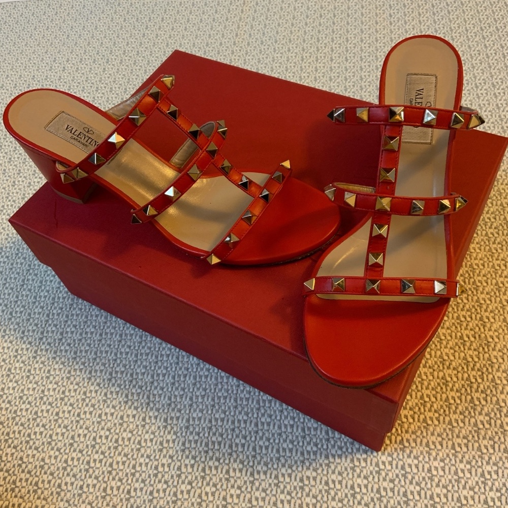 ROCKSTUD CALFSKIN LEATHER SLIDE SANDAL 60 MM - Picture 1 of 3